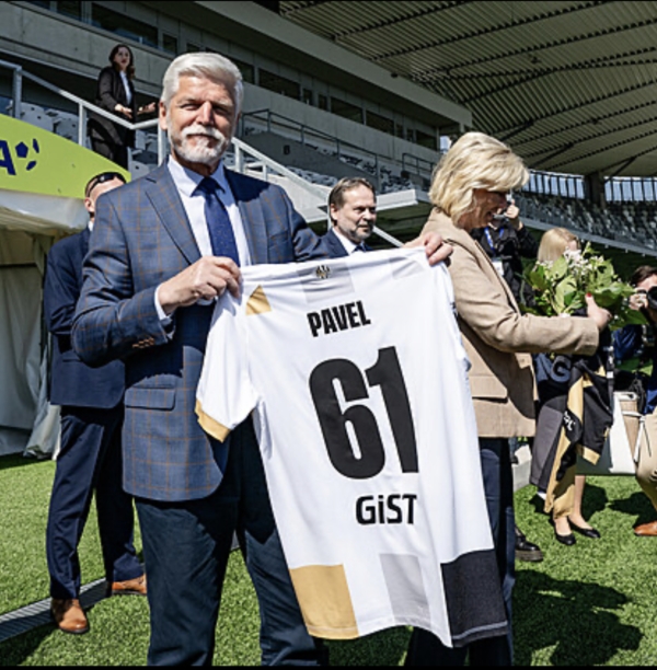 Prezident České repulbliky pan Petr Pavel s dresem FC Hradec Králové a logem GIST 